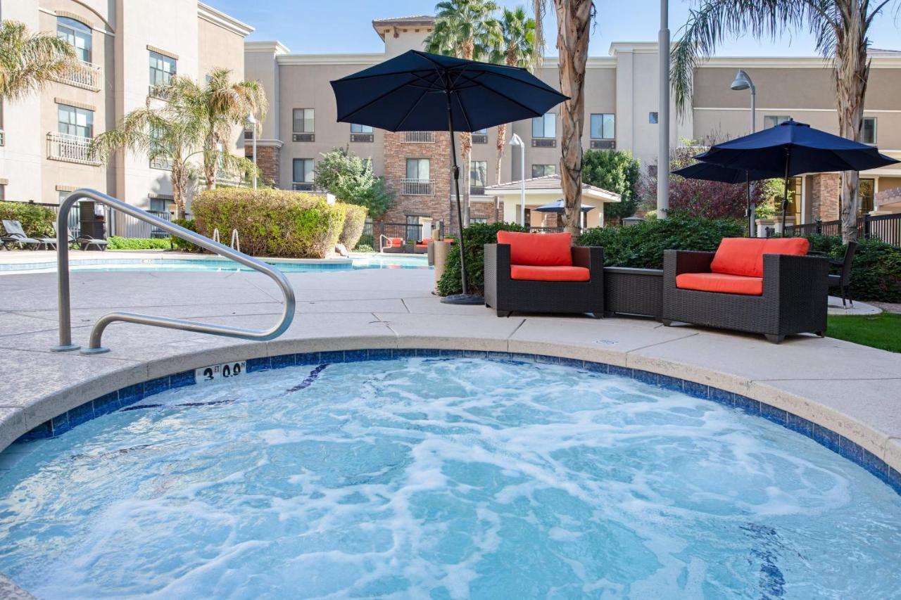 Holiday Inn Express & Suites Phoenix Glendale Dist By Ihg Exterior foto